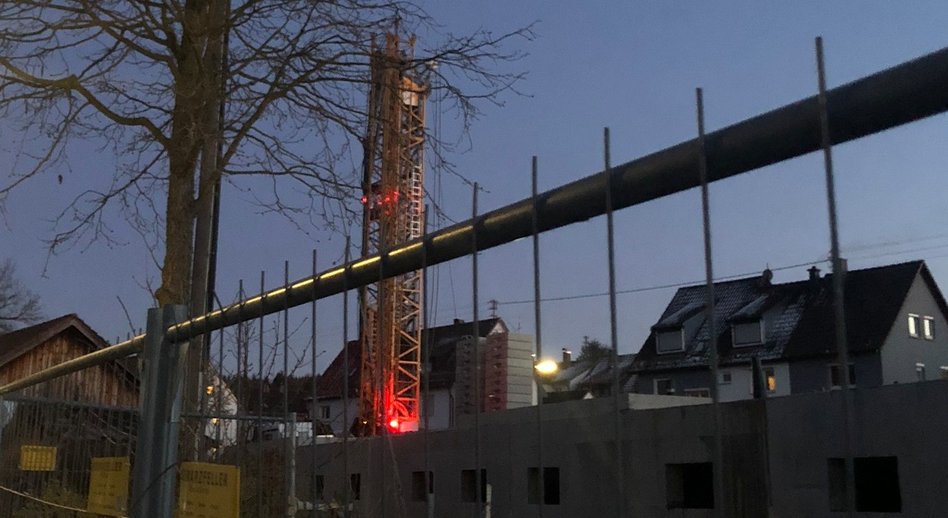 Der Bauplatz und das Gebäude. 